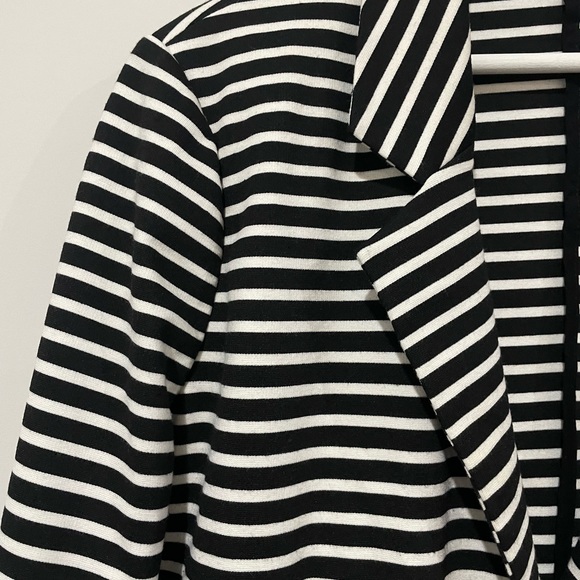 VIRTU | Black & White pin striped blazer with pockets - Picture 5 of 5